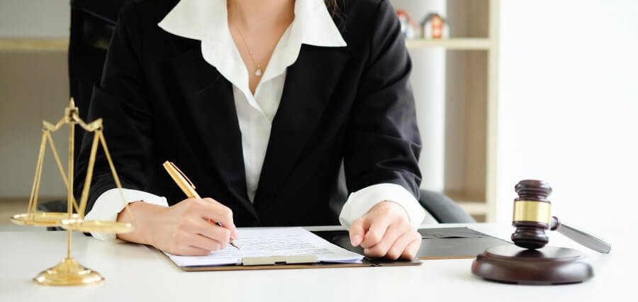 You are currently viewing Women Lawyers Leadership: 7 Inspiring Lessons Shaping the Future of Law
